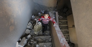 19nov2012---menino-sobe-as-escadas-de-uma-casa-destruida-no-domingo-18-por-um-ataque-israelense-na-faixa-de-gaza-segundo-os-ultimos-dados-divulgados-p